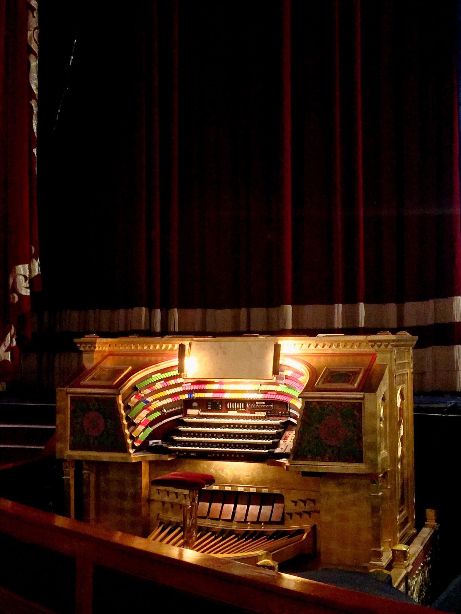 Rising organ console
